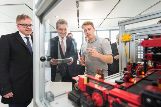 „Pilz ist am Puls der Entwicklung“: EU-Kommissar Günther H. Oettinger (Mitte) und Guido Wolf (MdL) (links) informierten sich beim Automatisierungsunternehmen Pilz über den Stand von Industrie 4.0 im Mittelstand. Lucas Fischer (rechts), bei Pilz Student der Dualen Hochschule Baden-Württemberg im Fach Elektrotechnik, zeigt dem EU-Kommissar wie mit Software von Pilz heute per Tablet ganze Anlagen sicher gesteuert werden können. „Pilz ist am Puls der Entwicklung“: EU-Kommissar Günther H. Oettinger (Mitte) und Guido Wolf (MdL) (links) informierten sich beim Automatisierungsunternehmen Pilz über den Stand von Industrie 4.0 im Mittelstand. Lucas Fischer (rechts), bei Pilz Student der Dualen Hochschule Baden-Württemberg im Fach Elektrotechnik, zeigt dem EU-Kommissar wie mit Software von Pilz heute per Tablet ganze Anlagen sicher gesteuert werden können.