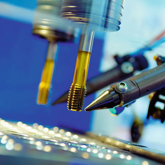 Perfektioniert bis ins Detail, hier ein OSG-Gewindeformer mit spezifischer Schmierstoffzuführung, um das Gewinden hochgradig prozesssicher zu gestalten. OSG bietet auch VHM-Gewindebohrer an, die Gewinde in Stahl bis 62 HRC schneiden können. Perfektioniert bis ins Detail, hier ein OSG-Gewindeformer mit spezifischer Schmierstoffzuführung, um das Gewinden hochgradig prozesssicher zu gestalten. OSG bietet auch VHM-Gewindebohrer an, die Gewinde in Stahl bis 62 HRC schneiden können.
