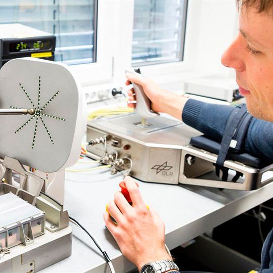 Der Kontur-2-Joystick soll in Zukunft von den Kosmonauten an Bord der Internationalen Raumstation ISS bedient werden. Ferngesteuert aus dem All wird sich dann im DLR Oberpfaffenhofen der Roboterarm ROKVISS bewegen. Der Kontur-2-Joystick soll in Zukunft von den Kosmonauten an Bord der Internationalen Raumstation ISS bedient werden. Ferngesteuert aus dem All wird sich dann im DLR Oberpfaffenhofen der Roboterarm ROKVISS bewegen.