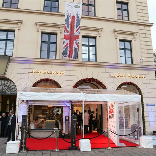 In München eröffnete die weltweit erste Markenboutique von Jaguar Land Rover. In München eröffnete die weltweit erste Markenboutique von Jaguar Land Rover.
