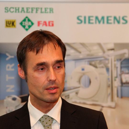 Dr. Christoph Dickmann von Siemens Healthcare beschrieb die Grundidee der Sliding Gantry so: „Während bei einem Computertomographen normalerweise der Patient mit der Liege durch das Gerät fährt, bewegt sich beim Sliding Gantry CT das Gerät während der Bildgebung über den Patienten, der auf einem fest eingestellten Tisch liegt, zum Beispiel bei einer Operation.“ Dr. Christoph Dickmann von Siemens Healthcare beschrieb die Grundidee der Sliding Gantry so: „Während bei einem Computertomographen normalerweise der Patient mit der Liege durch das Gerät fährt, bewegt sich beim Sliding Gantry CT das Gerät während der Bildgebung über den Patienten, der auf einem fest eingestellten Tisch liegt, zum Beispiel bei einer Operation.“