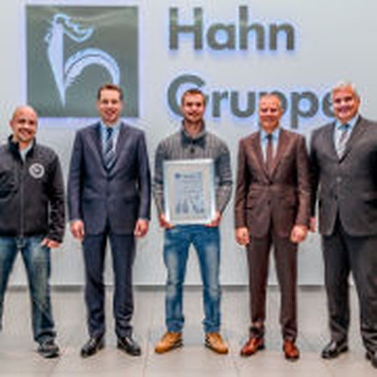 Die Führungskräfte der Hahn-Gruppe gratulierten ihrem Bundessieger Wolfgang Tretter (Mitte).