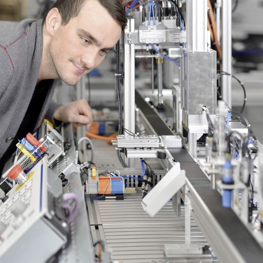 Für Berufs-und Hochschulen sowie Ausbildungsstätten in Industriebetrieben hat Rexroth das neue Mechatronik-Trainingssystem mMS 4.0 entwickelt. Für Berufs-und Hochschulen sowie Ausbildungsstätten in Industriebetrieben hat Rexroth das neue Mechatronik-Trainingssystem mMS 4.0 entwickelt.