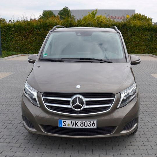 Die Mercedes-Benz V-Klasse ist mehr Großraumlimousine als Transporter. Die Mercedes-Benz V-Klasse ist mehr Großraumlimousine als Transporter.
