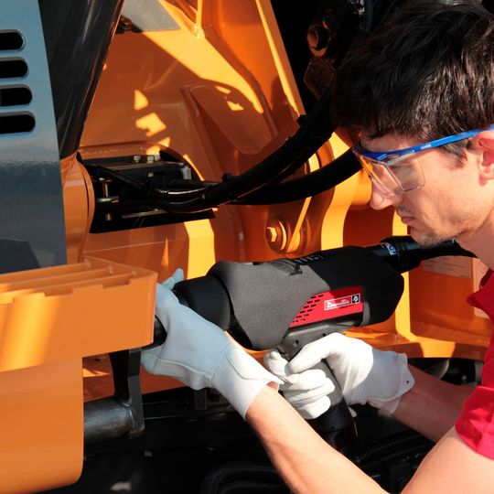 Der gesteuerte Hochmomentschrauber ERP High Torque ist mit Drehmoment- und Drehwinkelsensor ausgestattet. Er eignet sich für alle kritischen Verbindungen im hohen Drehmomentbereich. Der gesteuerte Hochmomentschrauber ERP High Torque ist mit Drehmoment- und Drehwinkelsensor ausgestattet. Er eignet sich für alle kritischen Verbindungen im hohen Drehmomentbereich.