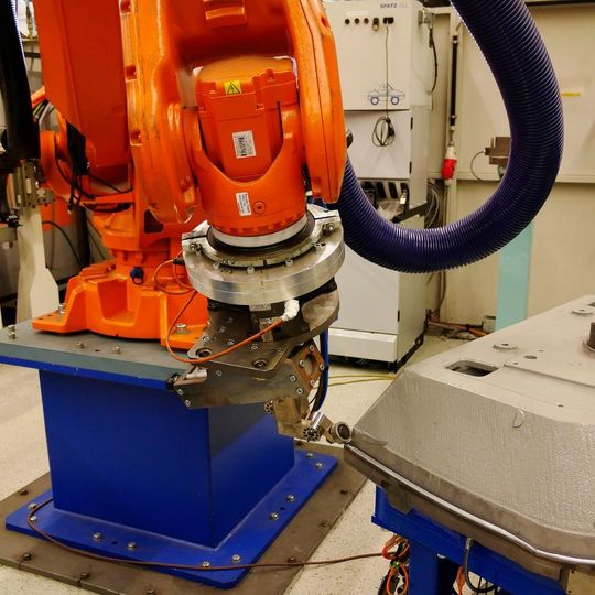Um die gewünschte Falzqualität zu erreichen, wird im bisher üblichen Verfahren die aufgewendete Kraft mittels eines relativen Versatzes zur neutralen, durch CAD-Daten vorgegebenen Geometriebahn korrigiert. Um die gewünschte Falzqualität zu erreichen, wird im bisher üblichen Verfahren die aufgewendete Kraft mittels eines relativen Versatzes zur neutralen, durch CAD-Daten vorgegebenen Geometriebahn korrigiert.