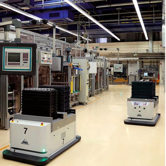 Mit automatisierter Bodenfördertechnik, wie den fahrerlosen Plattformwagen der Baureihe Caesar von MLR, will ROFA das eigene Protfolio stärken. Mit automatisierter Bodenfördertechnik, wie den fahrerlosen Plattformwagen der Baureihe Caesar von MLR, will ROFA das eigene Protfolio stärken.