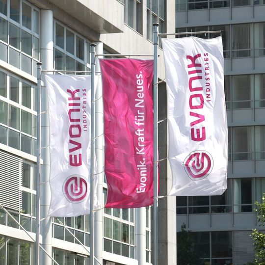 Mit dem Bau der Spezial-Copolyester Anlage in Witten will Evonik seine Position als Lösungspartner für die Lack- und Verpackungsindustrie stärken. Mit dem Bau der Spezial-Copolyester Anlage in Witten will Evonik seine Position als Lösungspartner für die Lack- und Verpackungsindustrie stärken.