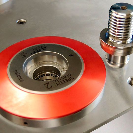 Das Stark-Nullpunkt-Spannsystem Speedy classic 2 balance spannt Bauteile wahlweise durch Federkraft oder Hydraulik mit 20 kN.