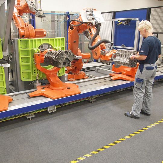 Bei Thyssen-Krupp System Engineering werden die Ansätze von MRK und Industrie 4.0 beispielsweise in der Montage genutzt. Bei Thyssen-Krupp System Engineering werden die Ansätze von MRK und Industrie 4.0 beispielsweise in der Montage genutzt.