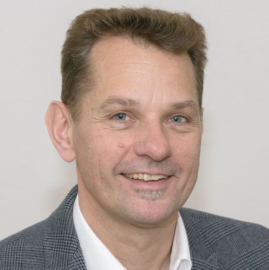 Der diplomierte Werkstoffingenieur Werner Hannig verantwortet ab sofort den Technischen Vertrieb des Schoeller Werks und treibt Entwicklungspartnerschaften mit Kunden weiter voran. Der diplomierte Werkstoffingenieur Werner Hannig verantwortet ab sofort den Technischen Vertrieb des Schoeller Werks und treibt Entwicklungspartnerschaften mit Kunden weiter voran.