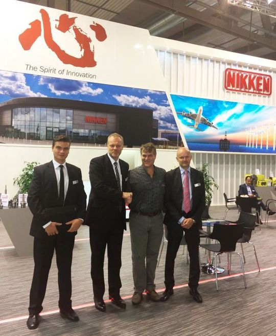 De gauche à droite: Lucas Herzog; Chef du Groupe de projet pour les accessoires de serrage, Tony Bowkett; Directeur Général de Nikken Groupe, Beat Baumgartner; Directeur Général de Tribur Invent / Triag International et Carl Hughey; Directeur des ventes de Nikken Groupe. De gauche à droite: Lucas Herzog; Chef du Groupe de projet pour les accessoires de serrage, Tony Bowkett; Directeur Général de Nikken Groupe, Beat Baumgartner; Directeur Général de Tribur Invent / Triag International et Carl Hughey; Directeur des ventes de Nikken Groupe.