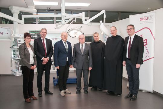 Bei der Spendenübergabe zu sehen sind (von links nach rechts): Angela Gewiese, die erste Vorsitzende von „Marafiki wa Masasi“, Marko Petack, Bereichsleitung Service und Logistik bei Richard Wolf, der Landrat des Enzkreises Karl Röckinger, Siegfried Karst aus der Geschäftsführung von Richard Wolf, die Ordensbrüder Maurus und Jesaja von der Benediktiner-Mission in St. Ottilien sowie Jürgen Steinbeck aus der Geschäftsführung der Richard Wolf GmbH. Bei der Spendenübergabe zu sehen sind (von links nach rechts): Angela Gewiese, die erste Vorsitzende von „Marafiki wa Masasi“, Marko Petack, Bereichsleitung Service und Logistik bei Richard Wolf, der Landrat des Enzkreises Karl Röckinger, Siegfried Karst aus der Geschäftsführung von Richard Wolf, die Ordensbrüder Maurus und Jesaja von der Benediktiner-Mission in St. Ottilien sowie Jürgen Steinbeck aus der Geschäftsführung der Richard Wolf GmbH.