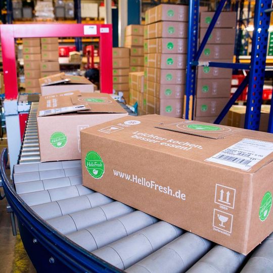 Die B+S GmbH Logistik und Dienstleistungen betreibt für den Online-Kochbox-Händler Hello Fresh das deutschlandweit einzige Fulfillment-Center in Bielefeld. Die B+S GmbH Logistik und Dienstleistungen betreibt für den Online-Kochbox-Händler Hello Fresh das deutschlandweit einzige Fulfillment-Center in Bielefeld.