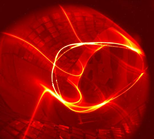 Plasma im Stellarator; aus einem Milligramm Heliumgas erzeugten die Wissenschaftler für eine Zehntel Sekunde das Plasma. Plasma im Stellarator; aus einem Milligramm Heliumgas erzeugten die Wissenschaftler für eine Zehntel Sekunde das Plasma.