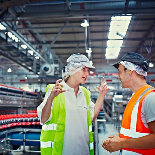 Mit einem branchenspezifischen Leitfaden unterstützt Brammer die Unternehmen der Lebensmittel- und Getränkeindustrie, Unfälle zu vermeiden und die Mitarbeiter mit der richtigen persönlichen Schutzausrüstung auszustatten. Mit einem branchenspezifischen Leitfaden unterstützt Brammer die Unternehmen der Lebensmittel- und Getränkeindustrie, Unfälle zu vermeiden und die Mitarbeiter mit der richtigen persönlichen Schutzausrüstung auszustatten.