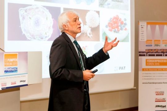 Prof. Dr.-Ing. Eberhard Schlücker von der Universität Erlangen-Nürnberg erklärt in seinem Eröffnungsvortrag die Auswirkung der Werkstoffhärte auf dem Verschleiß bei einer Pumpe. Prof. Dr.-Ing. Eberhard Schlücker von der Universität Erlangen-Nürnberg erklärt in seinem Eröffnungsvortrag die Auswirkung der Werkstoffhärte auf dem Verschleiß bei einer Pumpe.