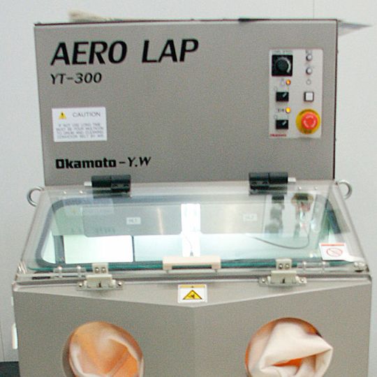 Zum hochfeinen Läppen von unregelmäßigen Profilen auch von kleinen Werkzeugen und Bauteilen stellt der Schleifmaschinenhersteller Okamoto das Finishingsystem AeroLap zur Verfügung. Zum hochfeinen Läppen von unregelmäßigen Profilen auch von kleinen Werkzeugen und Bauteilen stellt der Schleifmaschinenhersteller Okamoto das Finishingsystem AeroLap zur Verfügung.