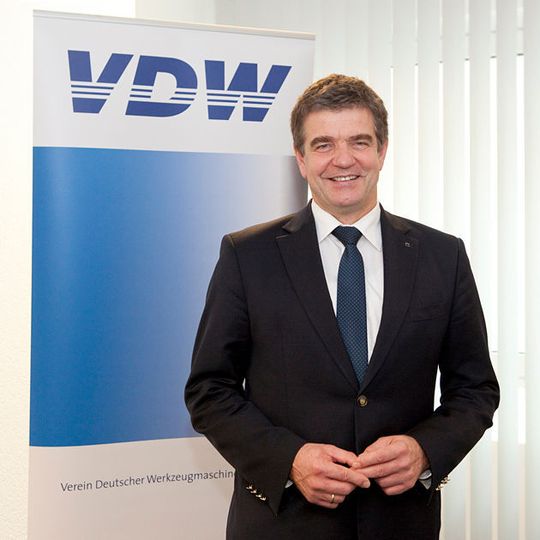 Dr. Heinz-Jürgen Prokop aus dem Hause Trumpf ist ab 1. Januar 2016 neuer Vorsitzender des VDW und des Fachverbandes Werkzeugmaschinen und Fertigungssysteme im VDMA. Dr. Heinz-Jürgen Prokop aus dem Hause Trumpf ist ab 1. Januar 2016 neuer Vorsitzender des VDW und des Fachverbandes Werkzeugmaschinen und Fertigungssysteme im VDMA.