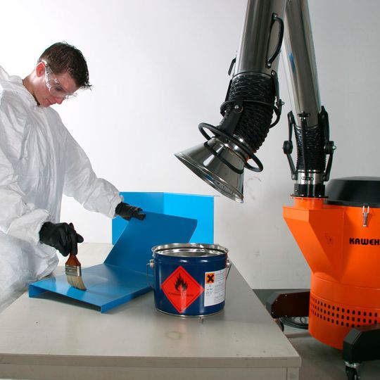Die mobile Absaug- und Filteranlage Airmaster 1200 gewährleistet die Arbeitssicherheit etwa bei der Rissprüfung, an Lackierarbeitsplätzen, bei Klebe- und Primerarbeiten, Laboranwendungen, an Waschplätzen oder in der Teilereinigung sowie beim Spritzgießen. Die mobile Absaug- und Filteranlage Airmaster 1200 gewährleistet die Arbeitssicherheit etwa bei der Rissprüfung, an Lackierarbeitsplätzen, bei Klebe- und Primerarbeiten, Laboranwendungen, an Waschplätzen oder in der Teilereinigung sowie beim Spritzgießen.