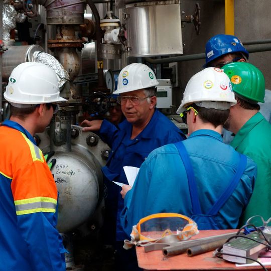 Peter Goth, Sachverständiger vom TÜV Süd Chemie Service mit Kollegen vor Ort. Viele unterschiedliche Firmen arbeiten gemeinsam an einem erfolgreichen Turnaround. Peter Goth, Sachverständiger vom TÜV Süd Chemie Service mit Kollegen vor Ort. Viele unterschiedliche Firmen arbeiten gemeinsam an einem erfolgreichen Turnaround.