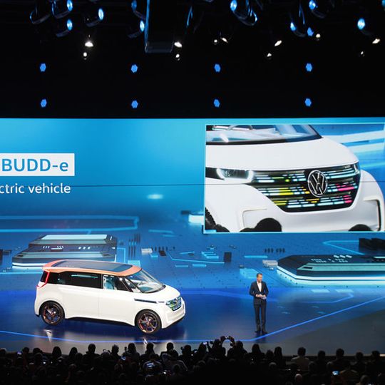 VW-Markenvorstand Herbert Diess stellte auf der diesjährigen CES in Las Vegas die Elektrobus-Studie Budd-e vor. VW-Markenvorstand Herbert Diess stellte auf der diesjährigen CES in Las Vegas die Elektrobus-Studie Budd-e vor.