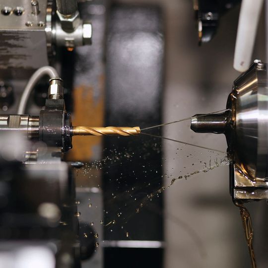 IKZ für Öl und Emulsion individuell nachrüsten: Das System Recool von Rego-Fix ist ausgelegt zum Anbau auf angetriebenen Werkzeugstationen von Drehzentren, Lang- und Revolverdrehmaschinen. IKZ für Öl und Emulsion individuell nachrüsten: Das System Recool von Rego-Fix ist ausgelegt zum Anbau auf angetriebenen Werkzeugstationen von Drehzentren, Lang- und Revolverdrehmaschinen.