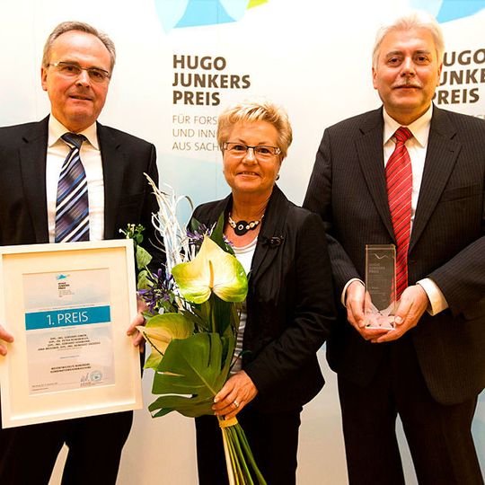 Nahmen den Hugo-Junkers-Preis für Gehring entgegen (v.l.): Gerhard Simon (Geschäftsführung), Petra Reinsperger (Werkleiterin Gehring Naumburg) und Reinhard Drozdek (Leiter Vertrieb Gehring Naumburg). Nahmen den Hugo-Junkers-Preis für Gehring entgegen (v.l.): Gerhard Simon (Geschäftsführung), Petra Reinsperger (Werkleiterin Gehring Naumburg) und Reinhard Drozdek (Leiter Vertrieb Gehring Naumburg).