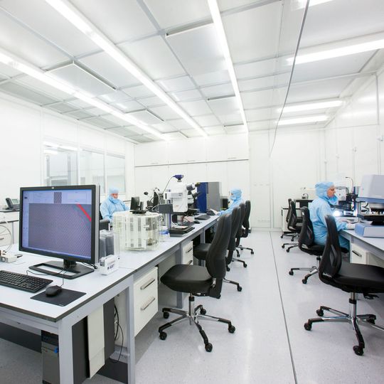 Eine ESD-gerechte Arbeitsplatzausstattung ist wichtig in allen Bereichen, in denen elektrostatische Ladungen ein Risiko darstellen. Eine ESD-gerechte Arbeitsplatzausstattung ist wichtig in allen Bereichen, in denen elektrostatische Ladungen ein Risiko darstellen.
