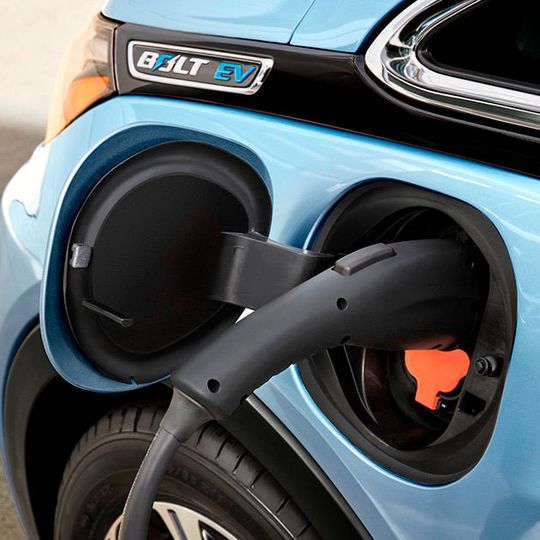 Die Lithium-Ionen-Batterie des Bolt soll angeblich für über 300 Kilometer Reichweite gut sein. Die Lithium-Ionen-Batterie des Bolt soll angeblich für über 300 Kilometer Reichweite gut sein.