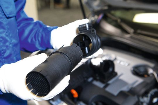 Der Strömungsgleichrichter wird einfach auf den Luftmassenmesser aufgesteckt.