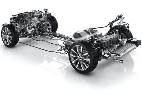 Umgedrehter i8: Beim BMW 225 xe treibt ein Dreizylinder die Vorderräder und ein Elektromotor die Hinterräder an. Umgedrehter i8: Beim BMW 225 xe treibt ein Dreizylinder die Vorderräder und ein Elektromotor die Hinterräder an.