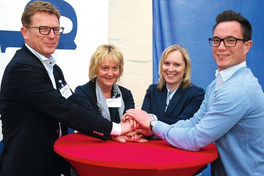 V. li.: Josef und Brigitte Engelhart haben die Unternehmensnachfolge mit ihren Kindern Julia und Vinzenz frühzeitig besprochen und alles geregelt.