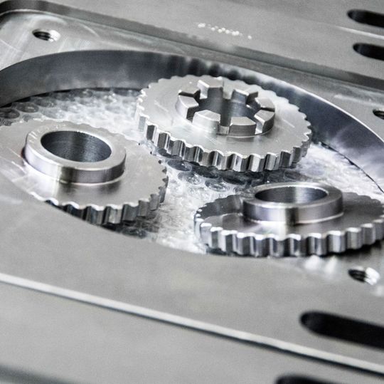 Die vier Hedelius-Bearbeitungszentren werden in der flexiblen Fertigung für eine große Vielfalt an Werkstücken eingesetzt. Die vier Hedelius-Bearbeitungszentren werden in der flexiblen Fertigung für eine große Vielfalt an Werkstücken eingesetzt.