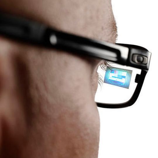 Dünn, leicht und nahtlos integrierbar: Die neuen Displays für Smart Glasses basieren auf Lichtleiter-Technologie. Dünn, leicht und nahtlos integrierbar: Die neuen Displays für Smart Glasses basieren auf Lichtleiter-Technologie.