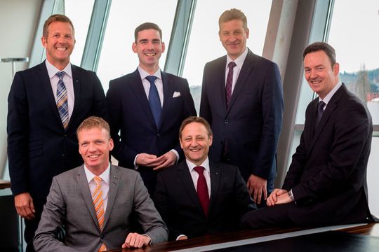 Leiten die Hellmann-Landesorganisation in Deutschland (h.v.l.): Kai Hasenpusch (CCO), Matthias Magnor (CEO), Stefan Porcher (COO Kontraktlogistik); vorne (v.l.): Detlev Hornhues (COO Kontraktlogistik), Wilfried Hesselmann (COO KEP) sowie René Stöcker (COO Road & Rail). Leiten die Hellmann-Landesorganisation in Deutschland (h.v.l.): Kai Hasenpusch (CCO), Matthias Magnor (CEO), Stefan Porcher (COO Kontraktlogistik); vorne (v.l.): Detlev Hornhues (COO Kontraktlogistik), Wilfried Hesselmann (COO KEP) sowie René Stöcker (COO Road & Rail).