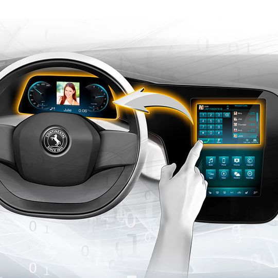 Der Fahrer kann Inhalte seines Infotainment-Systems frei verschieben - über Display-Grenzen hinweg. Der Fahrer kann Inhalte seines Infotainment-Systems frei verschieben - über Display-Grenzen hinweg.
