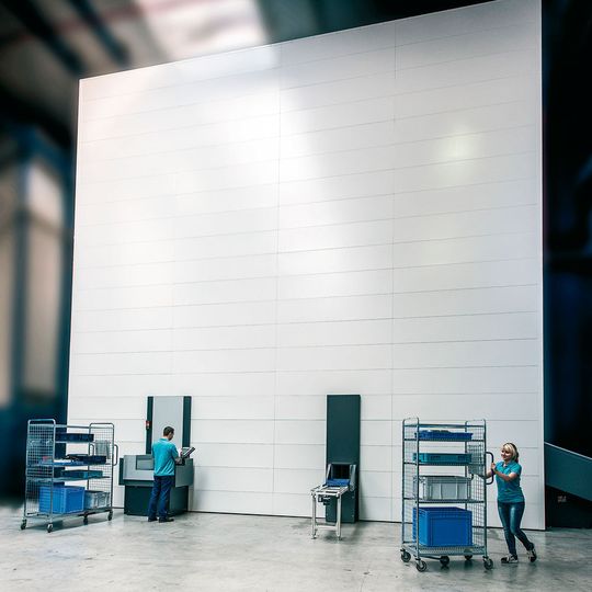 Mit der neuen Lagersystemgeneration Vertical Buffer Module will Kardex Remstar eine Antwort auf die Forderungen der Fertigungsindustrie nach einer intelligenten Automatisierung des Materialflusses, mehr Flexibilität und Variantenbeherrschung geben. Mit der neuen Lagersystemgeneration Vertical Buffer Module will Kardex Remstar eine Antwort auf die Forderungen der Fertigungsindustrie nach einer intelligenten Automatisierung des Materialflusses, mehr Flexibilität und Variantenbeherrschung geben.