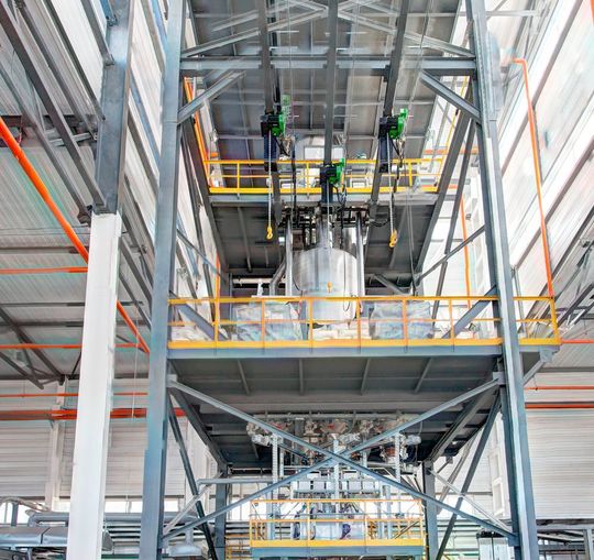 In der Leistritz-Polymerisationsanlage in Kasachstan wird PP (Polypropylen) hergestellt. Das Rohpolymerpulver aus dem Reaktor wird mit Stickstoff überlagert circa 350 m zum Extruder gefördert. In der Leistritz-Polymerisationsanlage in Kasachstan wird PP (Polypropylen) hergestellt. Das Rohpolymerpulver aus dem Reaktor wird mit Stickstoff überlagert circa 350 m zum Extruder gefördert.