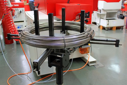 Une telle bobine pesant jusqu’à 60 kg permet de soutenir des campagnes de production non interrompue étendues et de minimiser les pertes de matière. Le cas échéant, on peut aussi recourir à un système d’alimentation sous la forme de barres. Une telle bobine pesant jusqu’à 60 kg permet de soutenir des campagnes de production non interrompue étendues et de minimiser les pertes de matière. Le cas échéant, on peut aussi recourir à un système d’alimentation sous la forme de barres.