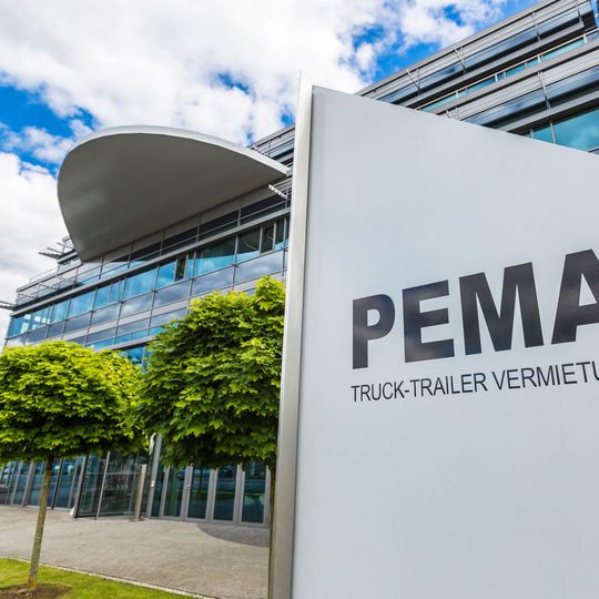 Außer dem Standard-Equipment bietet der Lkw-Vermieter Pema auch kundenspezifische Lösungen wie etwa Fahrzeuge mit Gasantrieb (LPG) an. Außer dem Standard-Equipment bietet der Lkw-Vermieter Pema auch kundenspezifische Lösungen wie etwa Fahrzeuge mit Gasantrieb (LPG) an.