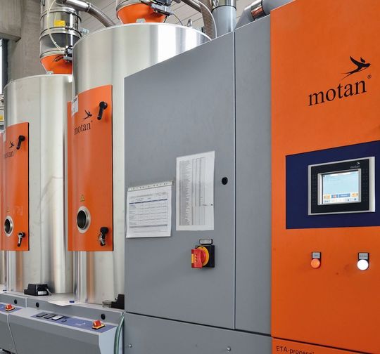 Mit der Integration externer Energiequellen für die Trocknung und dem Aufbau der zentralen Materialversorgung, hat motan-colortronic beim Automobilzulieferer FKT eine vermutlich einzigartige Idee Realität werden lassen. Mit der Integration externer Energiequellen für die Trocknung und dem Aufbau der zentralen Materialversorgung, hat motan-colortronic beim Automobilzulieferer FKT eine vermutlich einzigartige Idee Realität werden lassen.