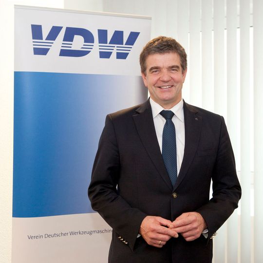 Dr. Heinz-Jürgen Prokop aus dem Hause Trumpf hat zum 01. Januar 2016 seine Stelle als neuer Vorsitzender des VDW und des Fachverbands Werkzeugmaschinen und Fertigungssysteme im VDMA angetreten. Dr. Heinz-Jürgen Prokop aus dem Hause Trumpf hat zum 01. Januar 2016 seine Stelle als neuer Vorsitzender des VDW und des Fachverbands Werkzeugmaschinen und Fertigungssysteme im VDMA angetreten.