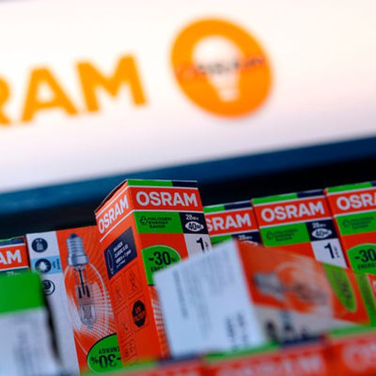 Osram hat seinem vor der Abspaltung stehenden klassischen Lampengeschäft jetzt einen neuen Namen verpasst. Ledvance wird die Sparte heißen, die Vorstandschef Olaf Berlien möglichst bald für einige hundert Millionen Euro verkaufen will. Osram hat seinem vor der Abspaltung stehenden klassischen Lampengeschäft jetzt einen neuen Namen verpasst. Ledvance wird die Sparte heißen, die Vorstandschef Olaf Berlien möglichst bald für einige hundert Millionen Euro verkaufen will.