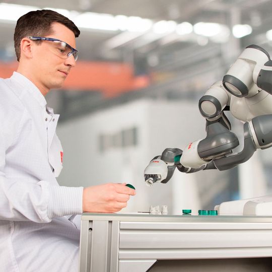 Der kollaborative Zweiarm-Roboter Yu-Mi von ABB wurde für die direkte Zusammenarbeit Seite an Seite mit Menschen entwickelt. Sein inhärent sicheres Design prädestiniert ihn für die nahtlose, barrierefreie Integration in Montageanwendungen. Der kollaborative Zweiarm-Roboter Yu-Mi von ABB wurde für die direkte Zusammenarbeit Seite an Seite mit Menschen entwickelt. Sein inhärent sicheres Design prädestiniert ihn für die nahtlose, barrierefreie Integration in Montageanwendungen.