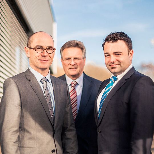Zwei neue Geschäftsführer an der Spitze des Unternehmens. V.l.n.r.: Andreas Greiner, Erich Maier, Florian Maier Zwei neue Geschäftsführer an der Spitze des Unternehmens. V.l.n.r.: Andreas Greiner, Erich Maier, Florian Maier