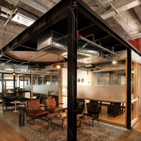 Das Mindspace-Konzept bietet beste Arbeitsbedingungen für Unternehmen jeglicher Größe. Zu dem besonderen Service zählen: ausgewähltes Designer-Interieur im Boutique-Stil in Einzel- und Großraumbüros, sowie modernste Technik in allen Konferenz- und Telefonräumen. Das Mindspace-Konzept bietet beste Arbeitsbedingungen für Unternehmen jeglicher Größe. Zu dem besonderen Service zählen: ausgewähltes Designer-Interieur im Boutique-Stil in Einzel- und Großraumbüros, sowie modernste Technik in allen Konferenz- und Telefonräumen.