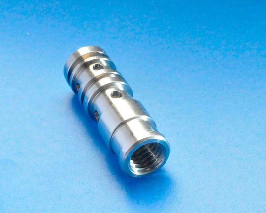 Der Edelstahl UGIMA 4598 von Ugitech ermöglicht eine kosten- und zeiteffiziente Fertigung von hochwertigen Präzisionsteilen, wie filigranen Schrauben. Der Edelstahl UGIMA 4598 von Ugitech ermöglicht eine kosten- und zeiteffiziente Fertigung von hochwertigen Präzisionsteilen, wie filigranen Schrauben.