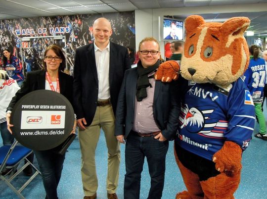 Raben-Niederlassungsleiter Rafael Kämpfer (3.v.l.) unterstützt die DKMS-Aktion und hat sich typisieren lassen. Raben-Niederlassungsleiter Rafael Kämpfer (3.v.l.) unterstützt die DKMS-Aktion und hat sich typisieren lassen.