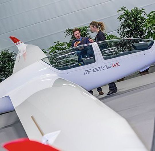 DAS war einer der absolut beeindruckendsten Hingucker bei der 5. Fachtagung Carbon Composites in Augsburg...viel Spaß beim Entdecken weiterer Highlights dieses Faserverbund-Events... DAS war einer der absolut beeindruckendsten Hingucker bei der 5. Fachtagung Carbon Composites in Augsburg...viel Spaß beim Entdecken weiterer Highlights dieses Faserverbund-Events...